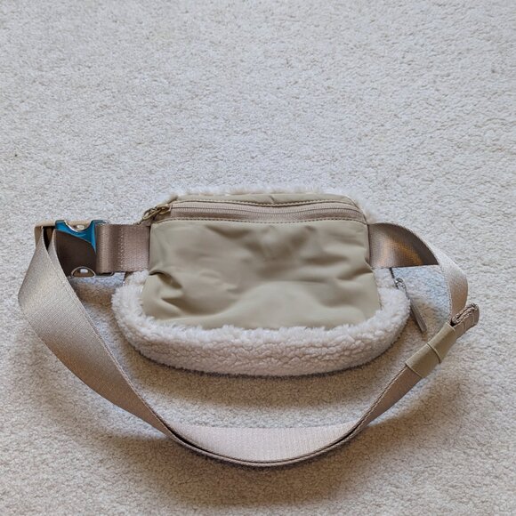 Lululemon Sherpa Belt Bag - Picture 2 of 3